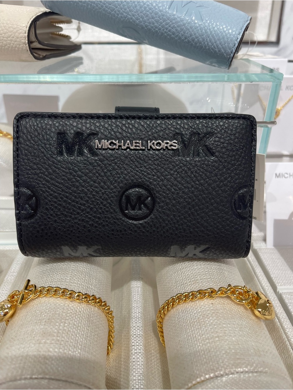 Michael Kors Jet Set Travel Medium  MK Logo Debossed Bifold Wallet
Black 
NWT - Picture 15 of 16